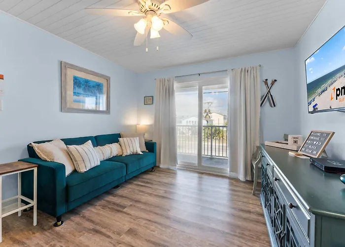 Beachfront 2br With Pool And Access Holiday home